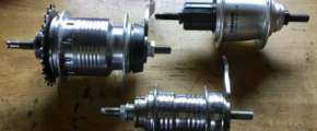 Unterschiedliche Nabenschaltungen auf der Werkbank: Sachs Super 7, Sachs DualDrive und Sachs Einfach-Nabe